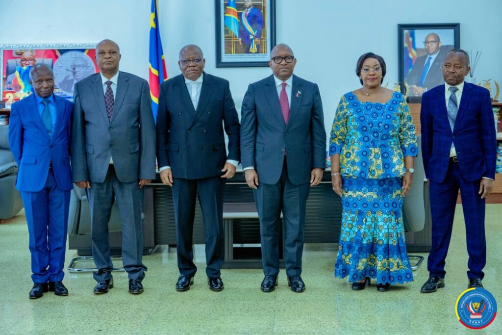 SÉNAT – RDC : SAMA LUKONDE RÉCEPTIONNE OFFICIELLEMENT LE RAPPORT GÉNÉRAL SUR L&rsquo;EXÉCUTION DE LA LOI DE FINANCES 2025